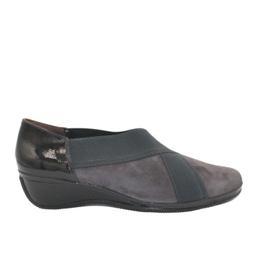 ZAPATO CON GOMAS CRUZADAS ANTE Y CHAROL GRIS