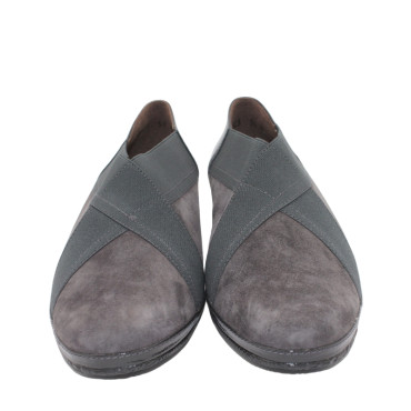ZAPATO CON GOMAS CRUZADAS ANTE Y CHAROL GRIS