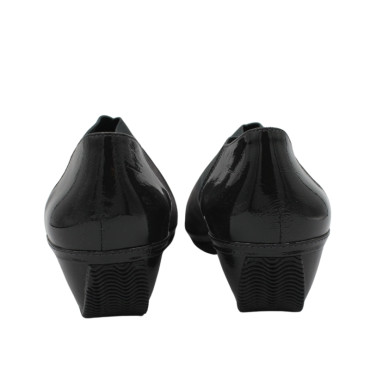 ZAPATO CON GOMAS CRUZADAS ANTE Y CHAROL GRIS