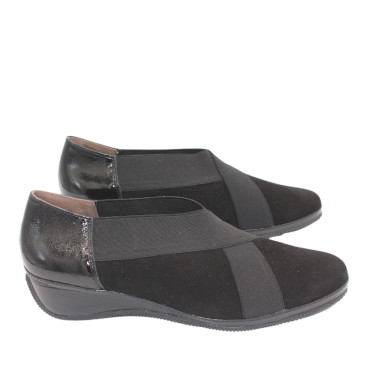 ZAPATO CON GOMAS CRUZADAS ANTE Y CHAROL NEGRO