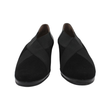 ZAPATO CON GOMAS CRUZADAS ANTE Y CHAROL NEGRO