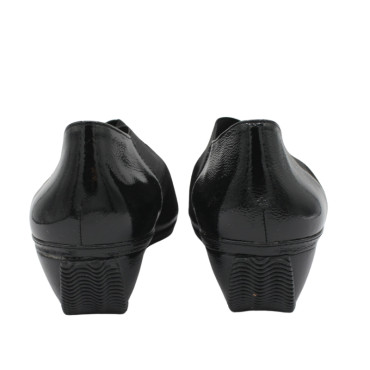 ZAPATO CON GOMAS CRUZADAS ANTE Y CHAROL NEGRO