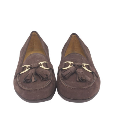 MOCASÍN CON BORLAS Y ESTRIBO EN ANTE MARRÓN