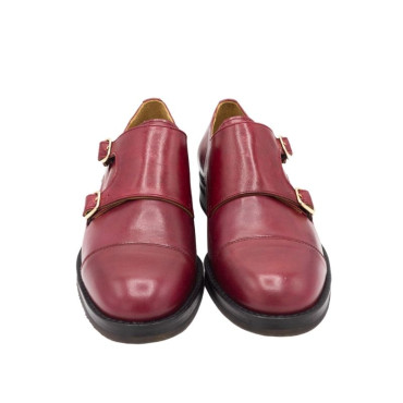 ZAPATO CON DOS HEBILLAS BURDEOS