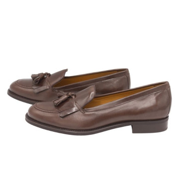 MOCASIN CON FLECOS Y BORLAS MARRÓN