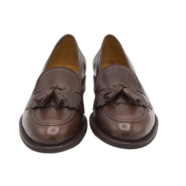 MOCASIN CON FLECOS Y BORLAS MARRÓN