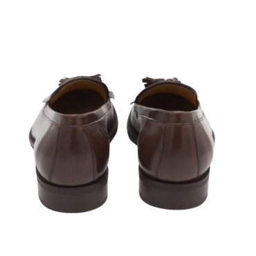 MOCASIN CON FLECOS Y BORLAS MARRÓN