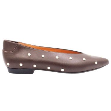 ZULEICA SALON CON TACHUELAS MARRÓN