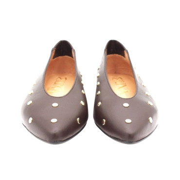 ZULEICA SALON CON TACHUELAS MARRÓN