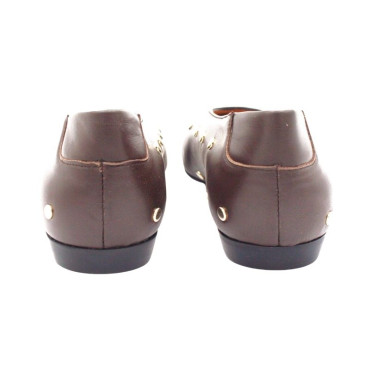 ZULEICA SALON CON TACHUELAS MARRÓN