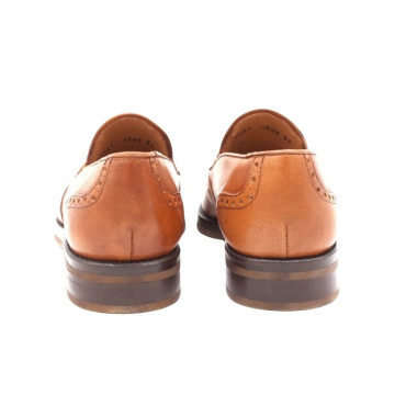 MOCASÍN CON BORLAS CUERO