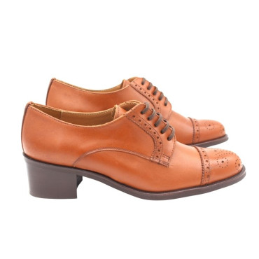 ZAPATOS CON CORDONES Y TACÓN CUERO