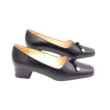 SALÓN CON ESCOTE EN PICO Y LAZO NEGRO