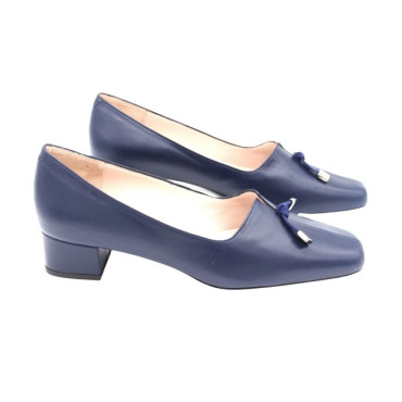 SALÓN CON ESCOTE EN PICO Y LAZO AZUL