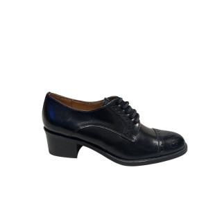 ZAPATOS CON CORDONES Y TACÓN NEGRO