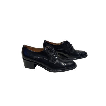 ZAPATOS CON CORDONES Y TACÓN NEGRO