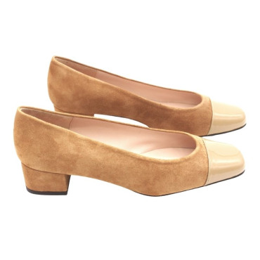 SALÓN DE ANTE CON PUNTERA CHAROL CAMEL