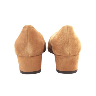 SALÓN DE ANTE CON PUNTERA CHAROL CAMEL