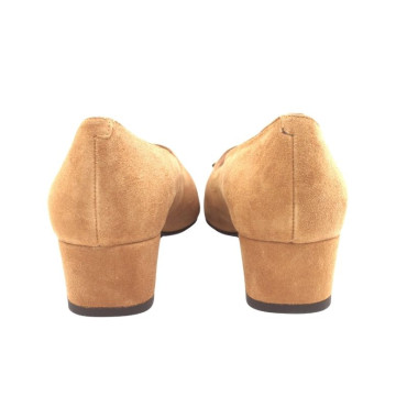 SALÓN CON ESCOTE EN PICO Y LAZO ANTE CAMEL