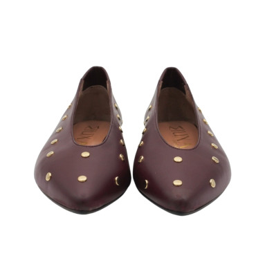 ZULEICA SALON CON TACHUELAS BURDEOS