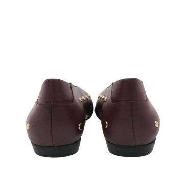 ZULEICA SALON CON TACHUELAS BURDEOS