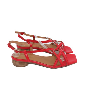 SANDALIA DE TIRAS PUNTA CUADRADA ROJO