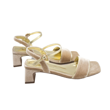 SANDALIA CON TIRA Y TACÓN BAJO BEIGE