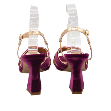 SANDALIA CON TIRAS CRUZADAS Y TACÓN ALTO MAGENTA