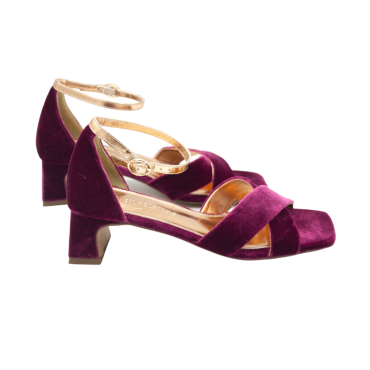 SANDALIA CON TIRAS CRUZADAS Y TACÓN BAJO MAGENTA