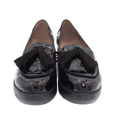 MOCASÍN CUÑA BORLAS CHAROL NEGRO