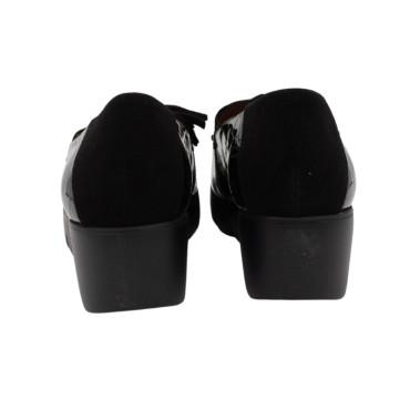 MOCASÍN CUÑA BORLAS CHAROL NEGRO