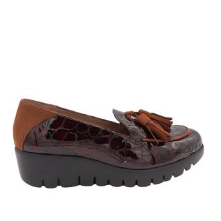 MOCASÍN CUÑA BORLAS CHAROL CUERO