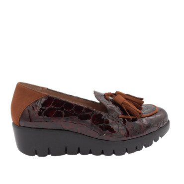 MOCASÍN CUÑA BORLAS CHAROL CUERO