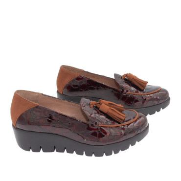 MOCASÍN CUÑA BORLAS CHAROL CUERO