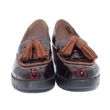 MOCASÍN CUÑA BORLAS CHAROL CUERO