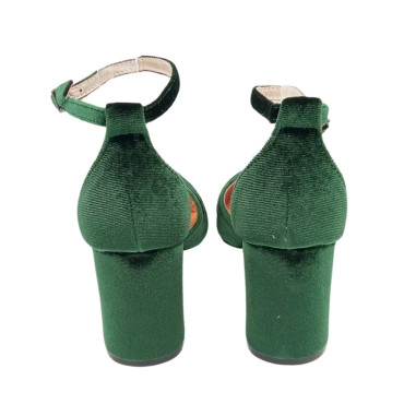 ZAPATO CON ESCOTE CRUZADO DE TERCIOPELO VERDE OSCURO