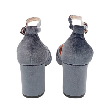 ZAPATO CON ESCOTE CRUZADO DE TERCIOPELO GRIS