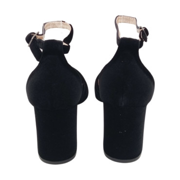 ZAPATO CON ESCOTE CRUZADO DE TERCIOPELO NEGRO