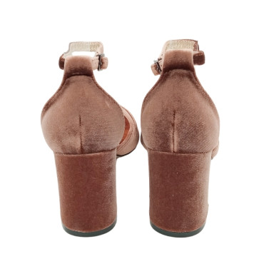 ZAPATO CON ESCOTE CRUZADO DE TERCIOPELO TOPO