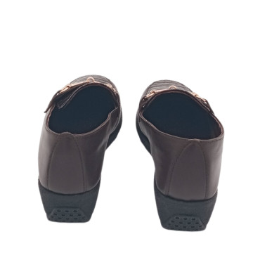 MOCASIN CUÑA BAJA PALA GRABADA MARRON