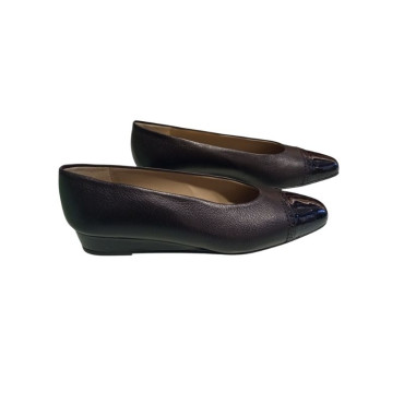 SALON CUÑA PIEL Y PUNTA CHAROL NEGRO