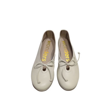 BAILARINA CON LAZO BLANCO ROTO