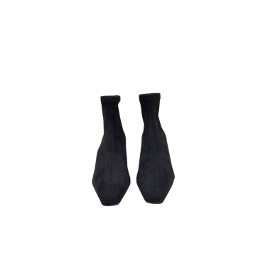 BOTÍN DE ANTE CON TACÓN FINO NEGRO