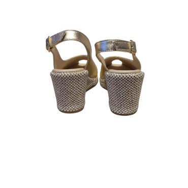 SANDALIA CUÑA LISO ORO