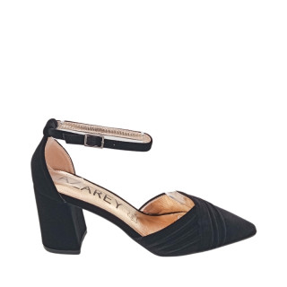 ZAPATO CON ESCOTE CRUZADO DE TERCIOPELO NEGRO