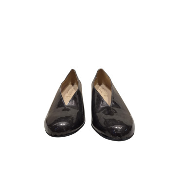 ZAPATO DE TACÓN CERRADO DE LADOS CHAROL GRIS
