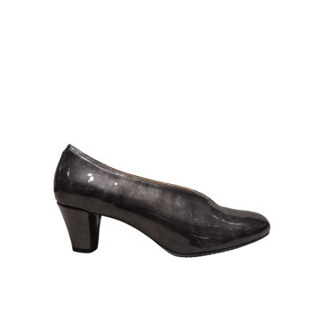 ZAPATO DE TACÓN CERRADO DE LADOS CHAROL GRIS