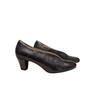 ZAPATO DE TACÓN CERRADO DE LADOS CHAROL GRIS