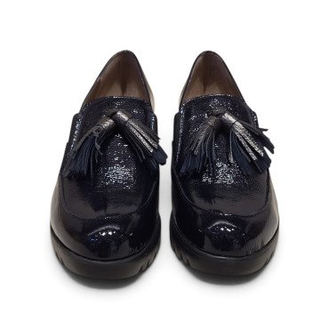 MOCASÍN CON CUÑA Y BORLAS CHAROL MARINO
