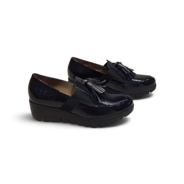MOCASÍN CON CUÑA Y BORLAS CHAROL MARINO